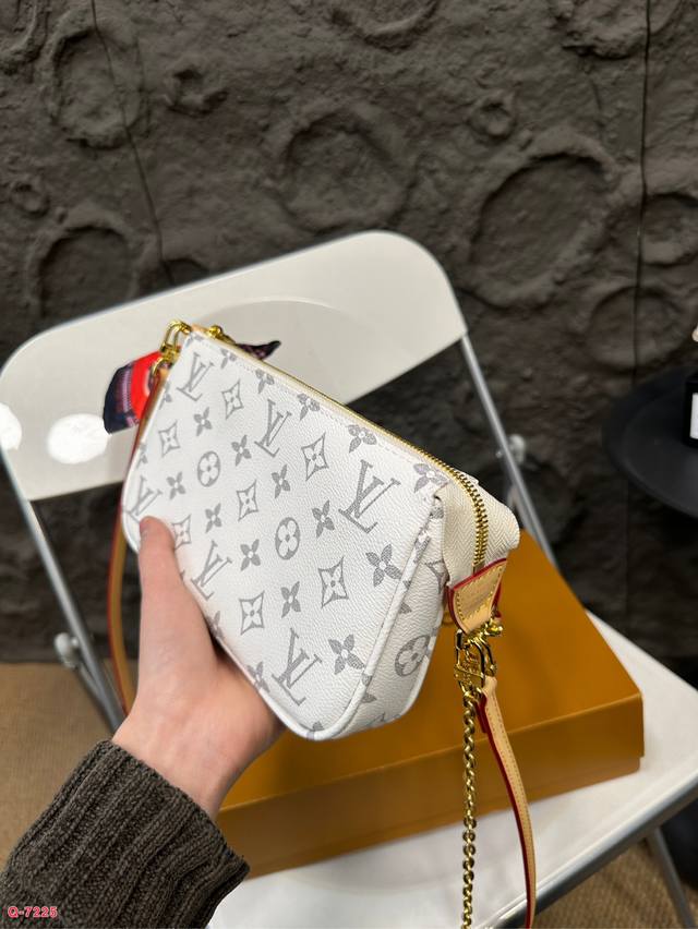 Paired with a folding box Lv Louis Vuitton and a silk scarf, this is a vintage mahjong bag under the armpit. It is exquisitely crafted and has an elegant shape that balances beauty and capacity. It is truly beautiful and durable, and can be carried f