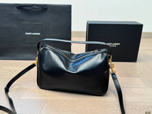 The design of the airplane box Saint Laurent Ysl CameraSupplebag lunch box bag is full of design sense, and the hammock shape is really beautiful! Recommended to everyone