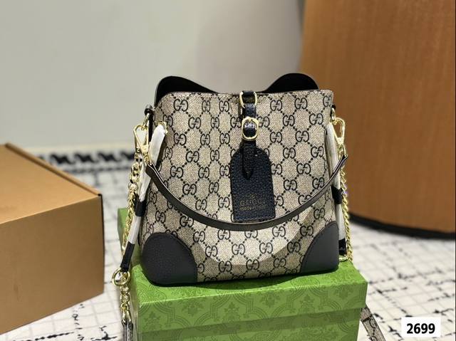 Gift box packaging Gucci Emblem series Tote new product launch, storage party big love big bag with compartments. The new emblem is launched, which is a relatively large tote with adjustable shoulder straps on both sides and a classic lining: