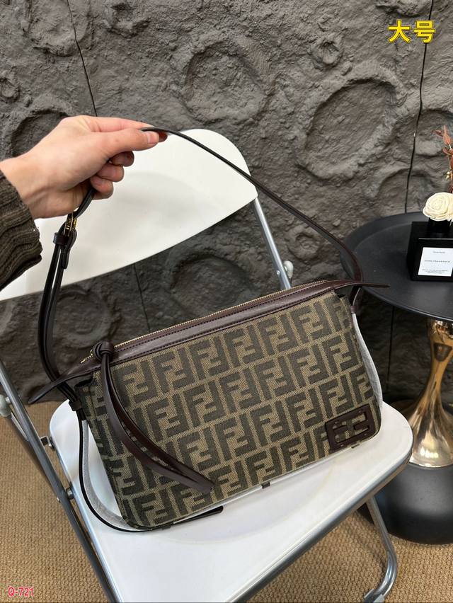 Equipped with a folding box Fendi armpit bag, it can be worn under the armpit or diagonally, with a simple and luxurious feel. The size is 31.20cm: