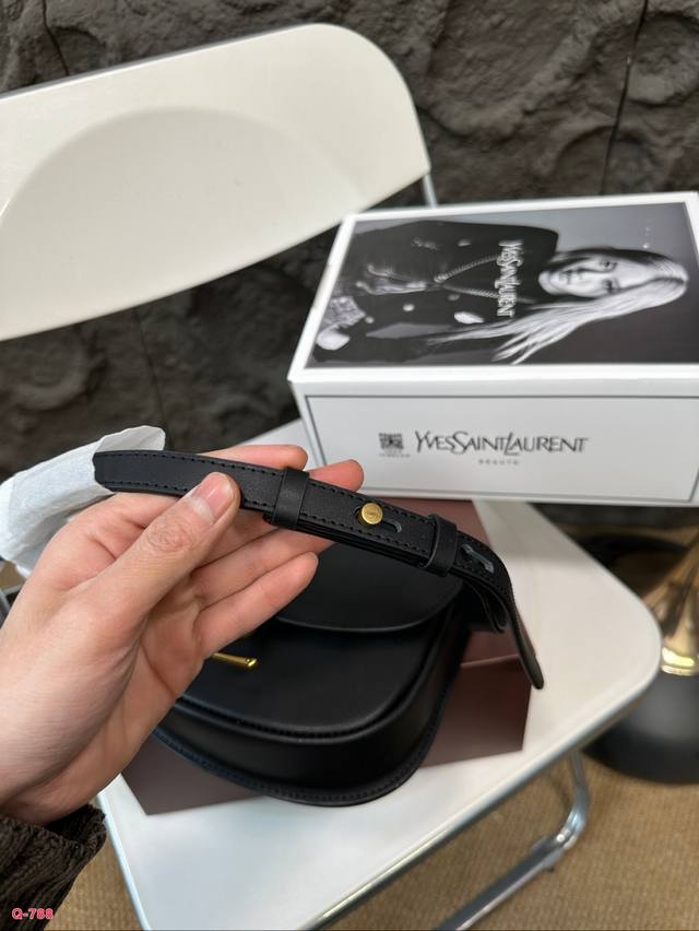 Full set of packaging for duty-free shop Ysl Saint Laurent plain saddle bag with an effect of ten thousand years of heart, YSL hardware logo with crocodile embossed exquisite retro feeling overflowing on the screen, Chen Qiao'en's same bag with cute