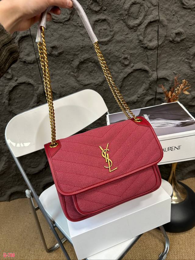 The full set of packaging for duty-free shops measures 25.20cm in size. Ysl messenger bag is made of frosted leather, which is highly popular this year. The Saint Laurent flip messenger bag is recommended for self preservation. The YSL Niki counter h