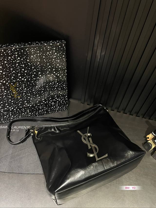 The Ysl Saint Laurent Water Tote comes with a box that you can easily spot at a glance. The extremely simple design of the Juejuezi, with a small hanging logo, is comfortable and eye-catching. The length of the shoulder strap can be adjusted freely,