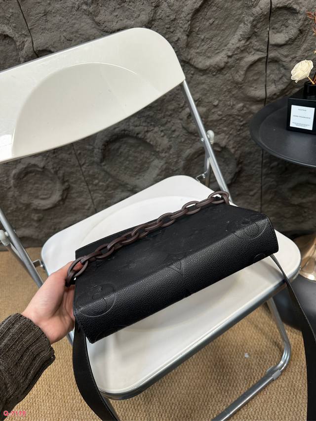 Lv embossed toiletry bag shoulder bag is a must-have for daily travel. It has a large capacity and good appearance. Online size: 26.20cm