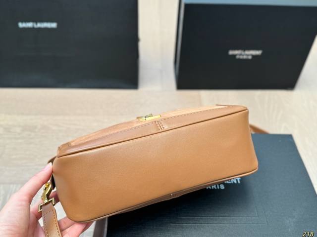 Airplane box Saint Laurent Ysl Camera Supply Bag suede lunch box bag is a spacious shoulder bag with a cowhide base and soft body. Made of Napa cowhide leather with zipper closure and full of design sense