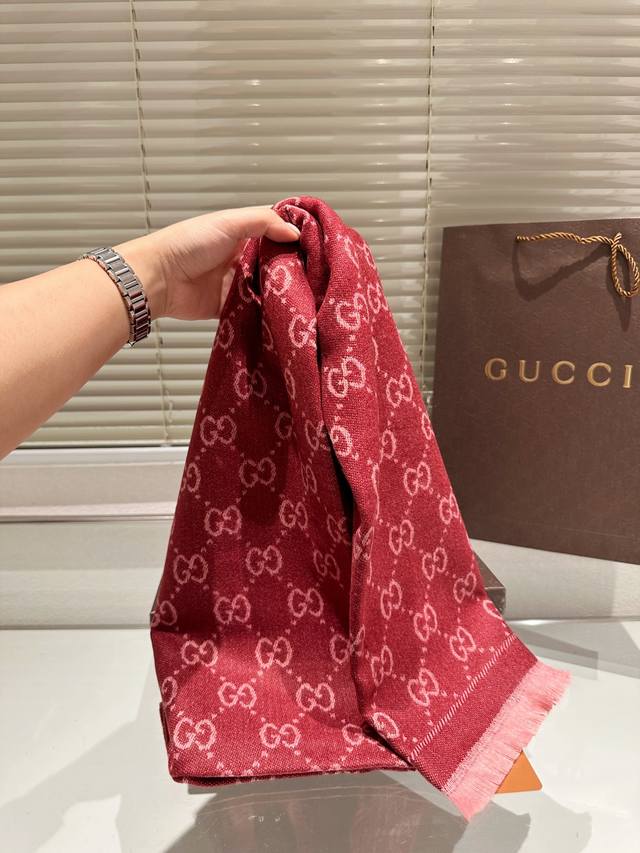 High end cashmere scarf gift box Guqi classic scarf made of real materials! This scarf is suitable for spring, autumn, and winter! It looks great as a shawl! Brighten skin tone! The upper body effect has a very strong aura, with a soft and textured f