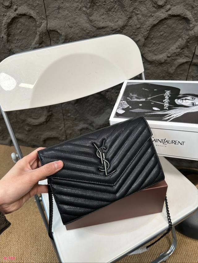 The full package of duty-free stores is the St. Roland ysl Woc envelope package. It's a well deserved entry classic. Super dry resistant leather. This leather is really one of my favorite leather. It's not afraid of scraping the leather texture, but