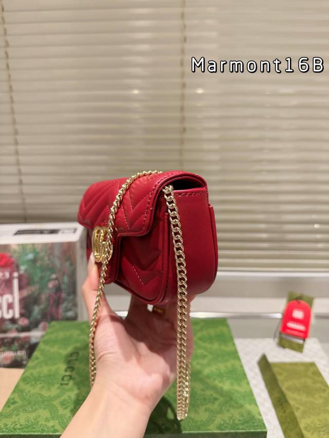 Gucci is a color savvy Ankara red brand. This time, the new ancora red Zundou loves the color of cherries, paired with a rose gold double G logo. Babies who like retro and low saturation colors must buy it. 16: