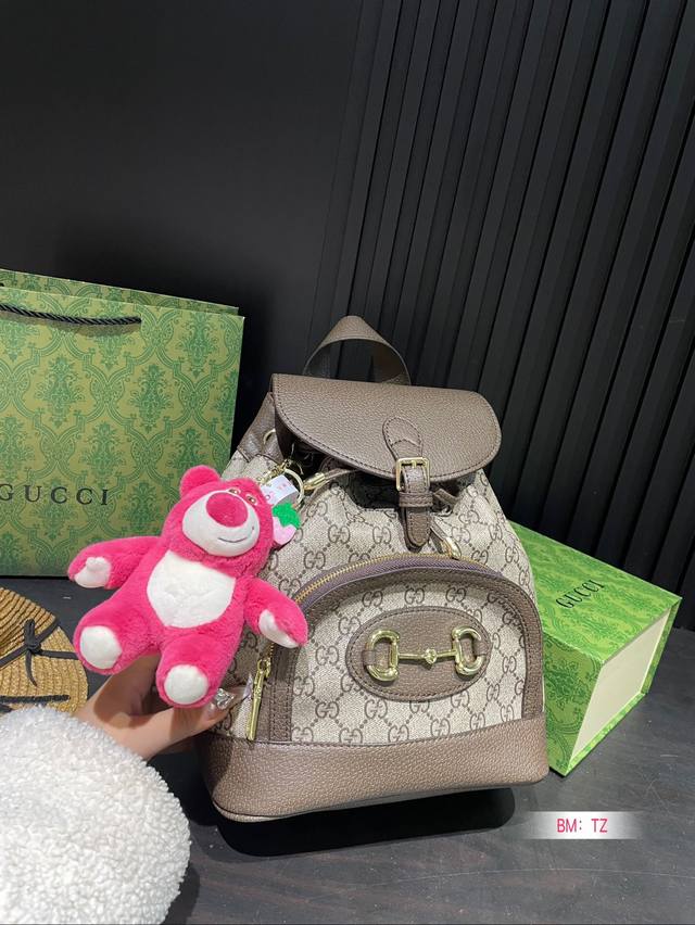 Gucci imported large capacity PVC ultra high definition hardware logo from Taiwan, with a dedicated inner lining for traveling. Search for Gg backpack size: 24 * 28: