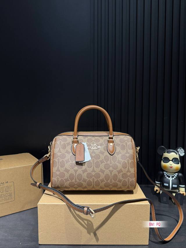 Coach Coach Mini Pillow Bag with Box, New Product Super Cute Mini Boston Small Body, Large Capacity! Size: 25 * 16: