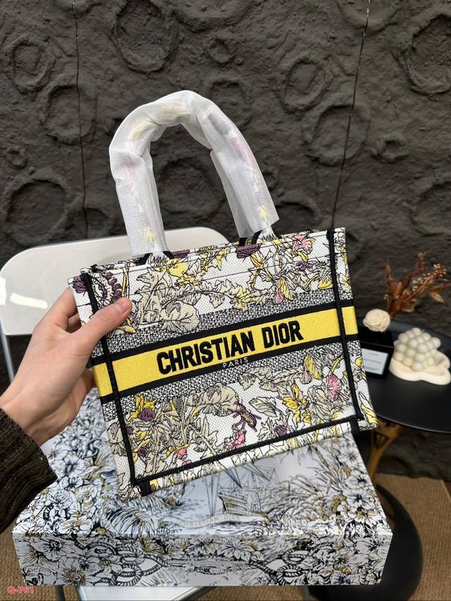 Small size 21.20cm, medium size 35.27cm, large size 41.34cm, original single Dior shopping bag with folding box. This year's heavyweight counter classic explosive will be different from handsome and elegant: