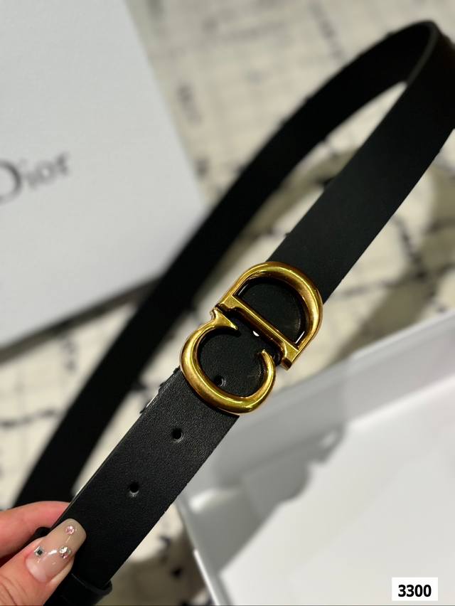 The original cowhide Cd belt with matching box has been very popular recently! Cowhide leather! Complete packaging! The belt belongs to it! Dior belts are exquisite and fashionable. Please note the size when placing an order: