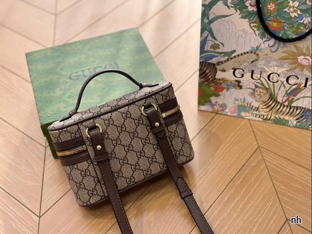 Gucci's new makeup bag comes with a box that can be carried by hand or slung diagonally. There are no age restrictions and the size is 21 * 13