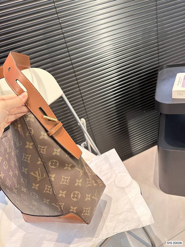 The Lv Bucket Bag is really simple, the more you look at it, the better it looks. The capacity is very touching and easy to hold daily carry on items. Size: 25 27 item number 20026, revised
