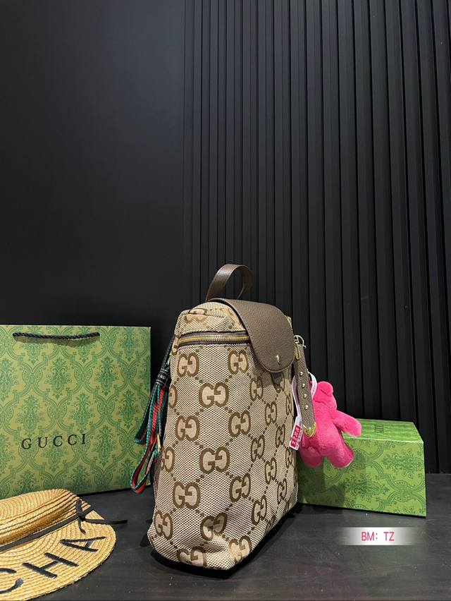 Gucci imported canvas with large capacity from Taiwan, ultra high definition hardware logo logo, dedicated inner lining for traveling. Search for Gg backpack size: 26 * 28: