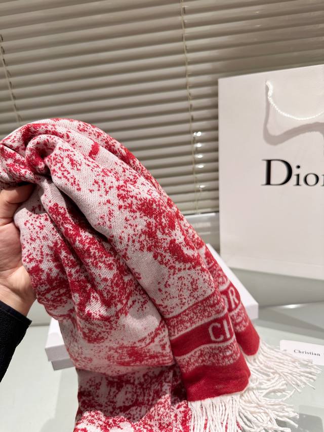 The new autumn and winter college style double-sided scarf has a thick, soft and super versatile feel, making it a fashionable item that can be used as a scarf or shawl! One side is decorated with the 