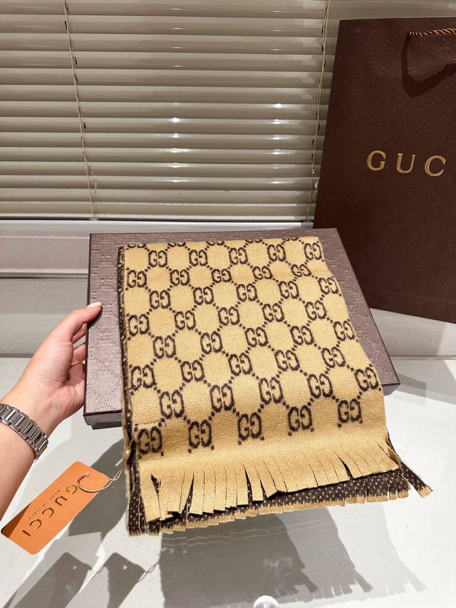 High end cashmere scarf gift box Guqi classic scarf made of real materials! This scarf is suitable for spring, autumn, and winter! It looks great as a shawl! Brighten skin tone! The upper body effect has a very strong aura, with a soft and textured f