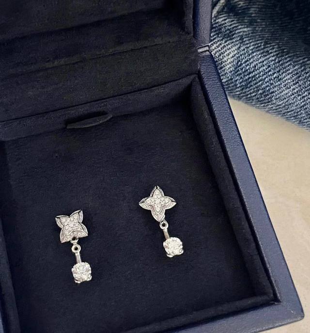Lv earrings 925075 S925 pure silver material Lv new limited edition diamond earrings, very eye-catching and white with perfect details! The original logo is incredibly beautiful Diamond earrings with UFO earplugs