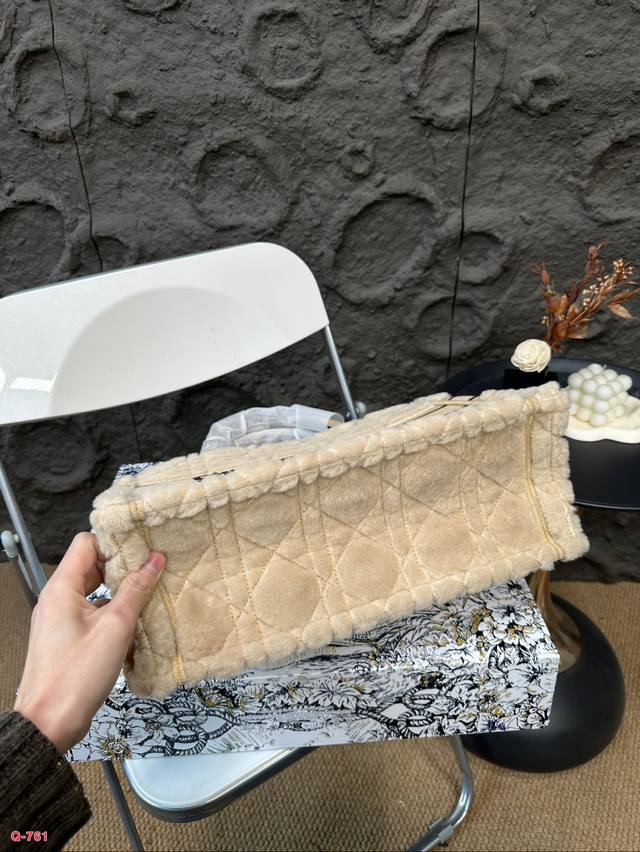 The large and medium-sized Dior tote autumn and winter fur collection is so cute, with a plush texture that touches the heart. The super beautiful black fur makes the entire bag very eye-catching, with a large capacity design and a concave shape arti