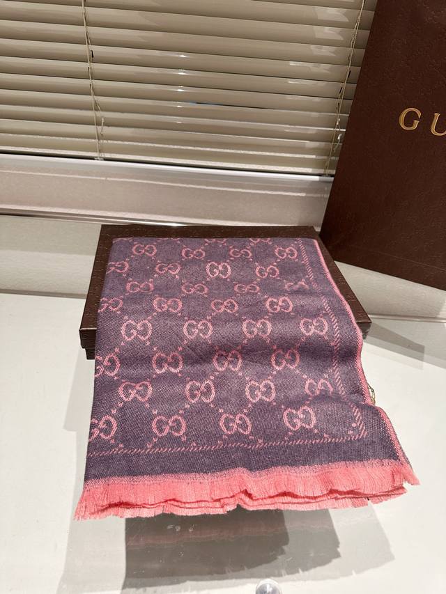 High end cashmere scarf gift box Guqi classic scarf made of real materials! This scarf is suitable for spring, autumn, and winter! It looks great as a shawl! Brighten skin tone! The upper body effect has a very strong aura, with a soft and textured f
