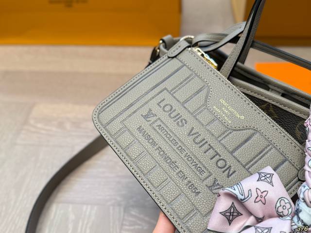 The new Lvneverfull shopping bag features a classic design with a double-sided detachable zipper bag that can be used separately or hung externally. Exquisite details are added to the dazzling metal parts. Size 19 16: