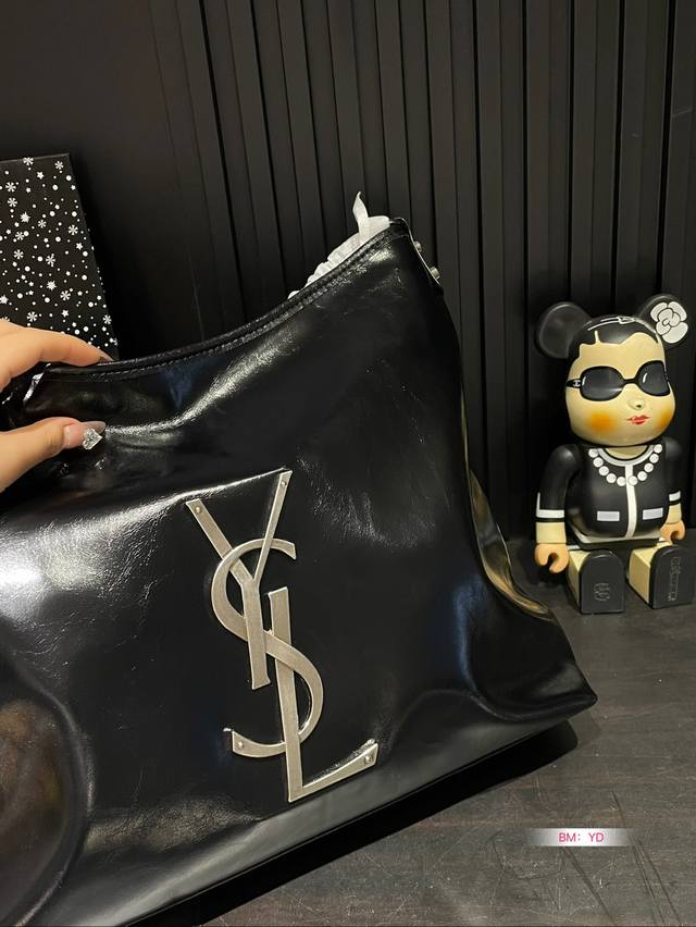 The Ysl Saint Laurent Water Tote comes with a box that you can easily spot at a glance. The extremely simple design of the Juejuezi, with a small hanging logo, is comfortable and eye-catching. The length of the shoulder strap can be adjusted freely,