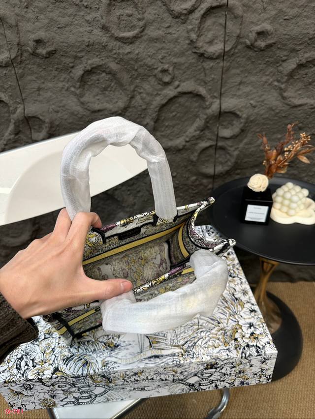 Small size 21.20cm, medium size 35.27cm, large size 41.34cm, original single Dior shopping bag with folding box. This year's heavyweight counter classic explosive will be different from handsome and elegant: