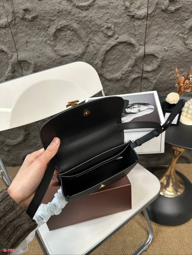 Full set of packaging for duty-free shop Ysl Saint Laurent plain saddle bag with an effect of ten thousand years of heart, YSL hardware logo with crocodile embossed exquisite retro feeling overflowing on the screen, Chen Qiao'en's same bag with cute