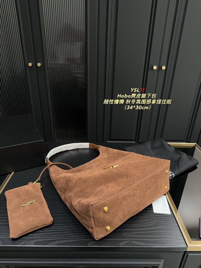 Equipped with a folding box size of 34.30, the Yves Saint Laurent Hobo suede armpit bag is simple and unique, full of design sense. It can create a lazy and casual atmosphere for commuting on the street. The interior space is large. Equipped with a m