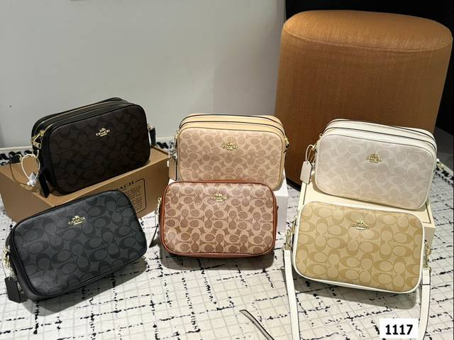 The box size is 24.15, and the Coach double zipper camera bag has a full turn back rate. It is elegant, fashionable, simple, high-end, and very versatile