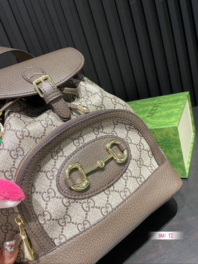 Gucci imported large capacity PVC ultra high definition hardware logo from Taiwan, with a dedicated inner lining for traveling. Search for Gg backpack size: 24 * 28: