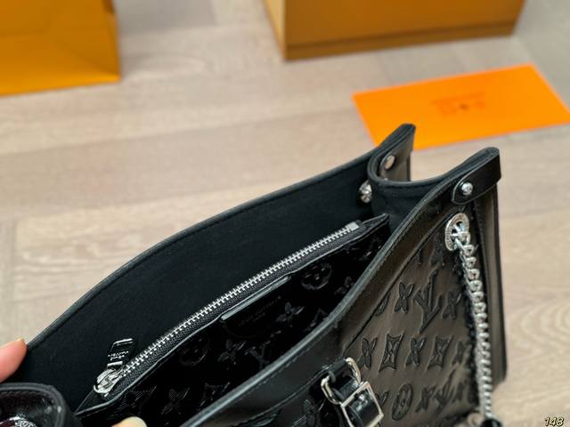 The Louis Vuitton LV chain bag has a luxurious texture and a 100% return rate when worn on the street in daily life. It has a casual and lazy feel. Size 31 21: