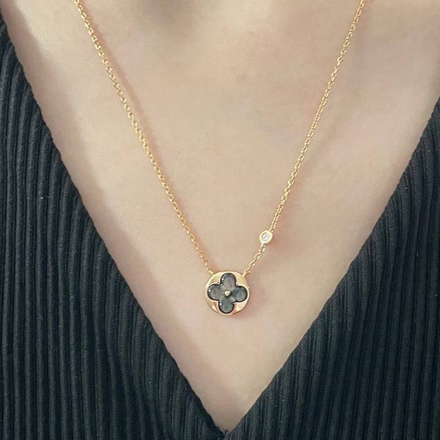 Comes with counter packaging, made of V gold material and Lv natural gray shell circular necklace. Beautiful flowers bloom brilliantly on the shell. It takes months of meticulous craftsmanship to polish these delicate curves and sparks on diamonds. T