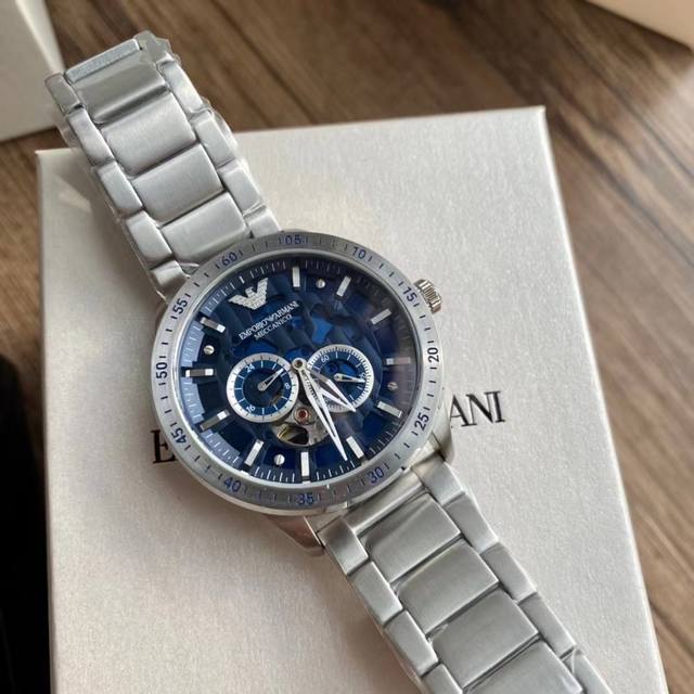Armani ar60052 silver hollowed out diamond inlaid perspective automatic mechanical watch! Hollow perspective window, with texture pointers and sharp lines that leap into the hand! The blue dial paired with a 316 steel strap bracelet is grand and beau