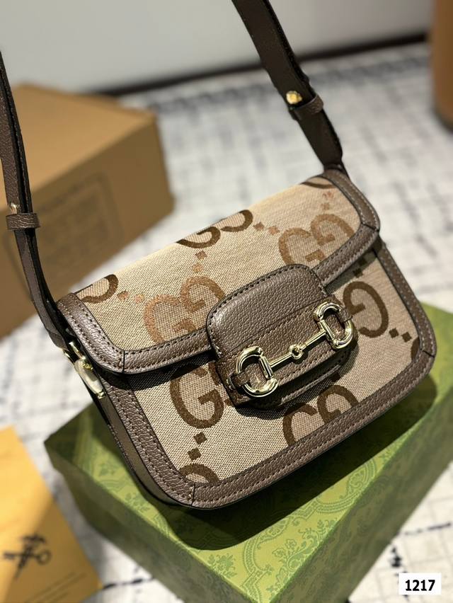 The Gucci 1955 horseneck buckle handbag, packaged in a gift box, made a stunning debut in the early spring collection. This handbag continues the lines and styling of classic items from over sixty years ago, cleverly blending classic details with mod