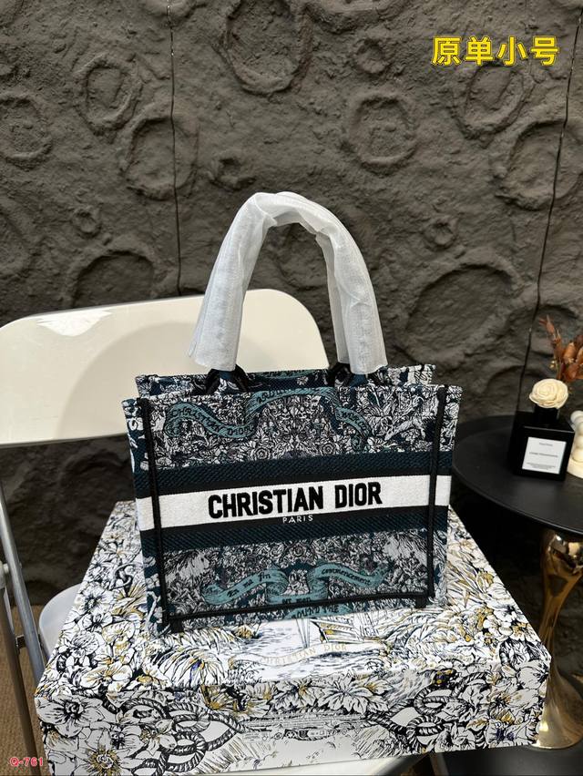 Small size 25.20cm, medium size 36.27cm, large size 42.35cm, original Dior shopping bag with folding box. This year's heavyweight counter classic explosive will be different from handsome and elegant: