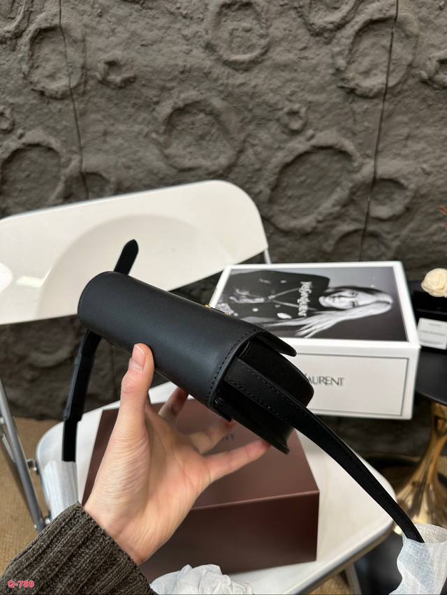 Full set of packaging for duty-free shop Ysl Saint Laurent plain saddle bag with an effect of ten thousand years of heart, YSL hardware logo with crocodile embossed exquisite retro feeling overflowing on the screen, Chen Qiao'en's same bag with cute