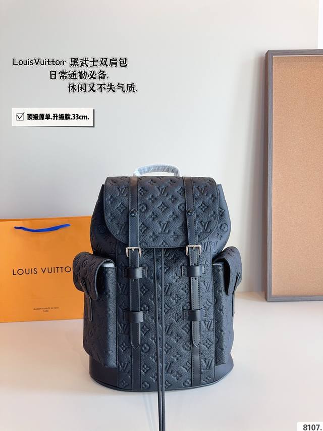 Top of the line original Lv's latest men's travel backpack is particularly popular, featuring the same old floral pattern as the star. It features a striking combination of black and gray, and is also paired with webbing decorative shoulder straps an