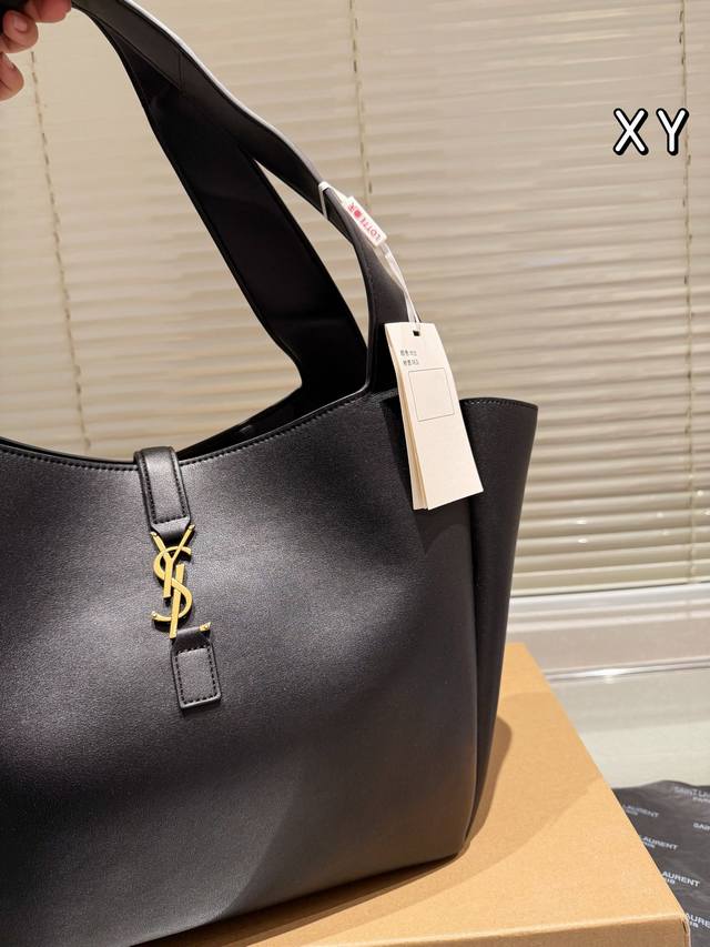 The leather version of Ysl tote bag feels too gentle and easy to match, making it stand out. # Ysi Ysl is the most eye-catching bag of this year. Although the body of the mountain bag is large, it is very light, and the sheepskin material feels light