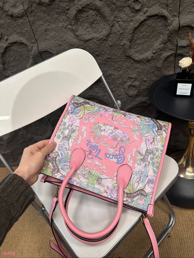 The texture of the Kuqi Gucci tote bag is very high-end, the capacity is super large, and it is also very durable. When carrying it on the street in daily life, it has a 100% return rate, which is this casual and lazy feeling. Size 32.27cm: