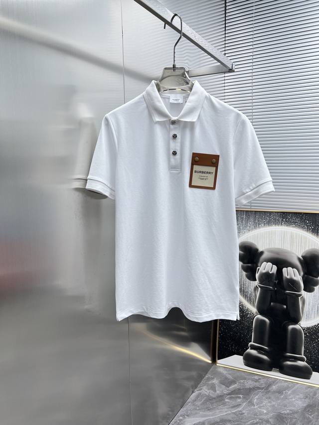 Burberry's new men's lapel short sleeved polo shirt, high-end version! Customized fabrics for counters have high breathability and comfort, impeccable details, and brand element design concepts, reflecting high quality. Delicate and soft to the touch