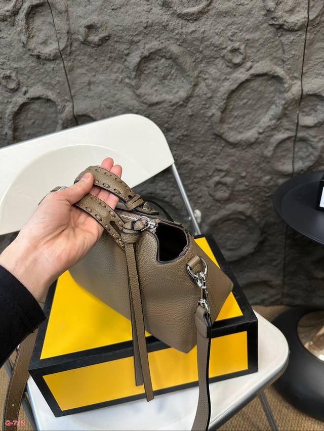 Comes with a folding box and Fendi pillow bag. By The Way, it has a large capacity and is cute and can be carried by hand or slung over the body. It can be sweet or salty! Size 27.18Cm: