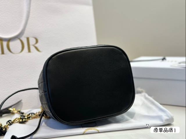 The front of Dior's new product comes with a vintage gold finish metal CD logo, paired with a drawstring compartment for storing various daily items. Paired with an adjustable chain shoulder strap adorned with leather straps, it can be carried, slung