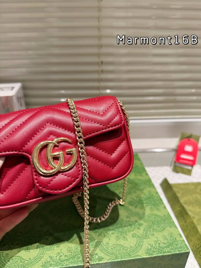 Gucci is a color savvy Ankara red brand. This time, the new ancora red Zundou loves the color of cherries, paired with a rose gold double G logo. Babies who like retro and low saturation colors must buy it. 16: