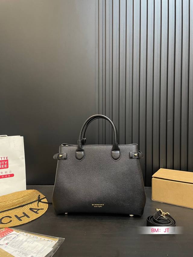 Burberry tote bag, new tote bag! Side suction mode allows for carrying while carrying a long shoulder strap, which can be worn diagonally or on one shoulder! Size: 33 25
