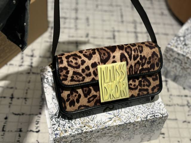 Folding gift box Dior Winter crossbody bag with low-key and unique texture, artistic atmosphere, high aesthetic value, must be included in the collection of beauty! Size 22.11: