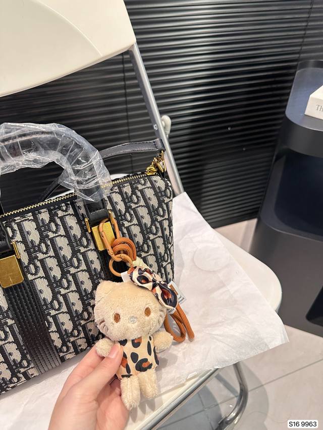 Paired with a box, the Dior handbag is a hot and trendy new item that looks great when you go out and grab it. Size 22 17, item number 9963, has been redesigned