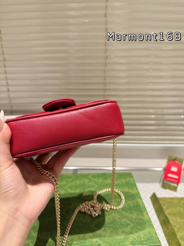 Gucci is a color savvy Ankara red brand. This time, the new ancora red Zundou loves the color of cherries, paired with a rose gold double G logo. Babies who like retro and low saturation colors must buy it. 16: