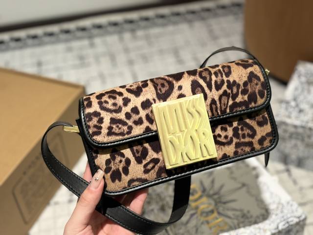 Folding gift box Dior Winter crossbody bag with low-key and unique texture, artistic atmosphere, high aesthetic value, must be included in the collection of beauty! Size 22.11: