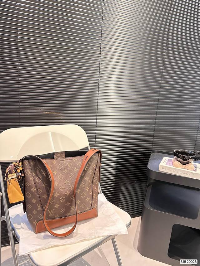 The Lv Bucket Bag is really simple, the more you look at it, the better it looks. The capacity is very touching and easy to hold daily carry on items. Size: 25 27 item number 20026, revised